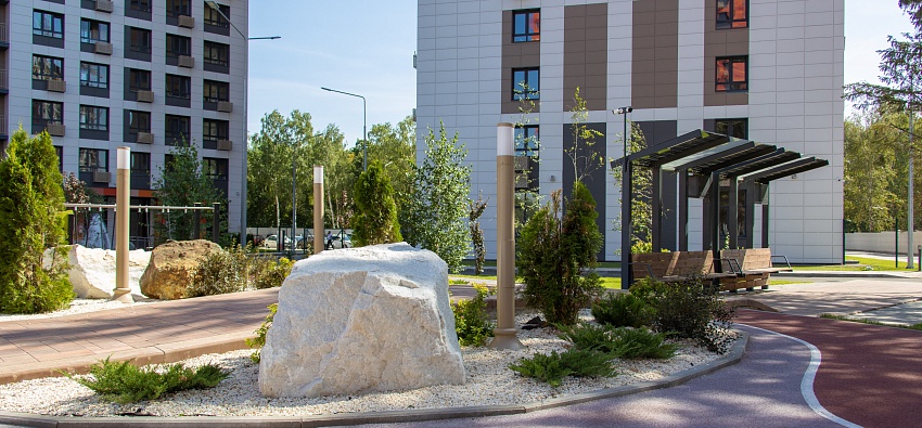 Двор - парк в Самоцветах 